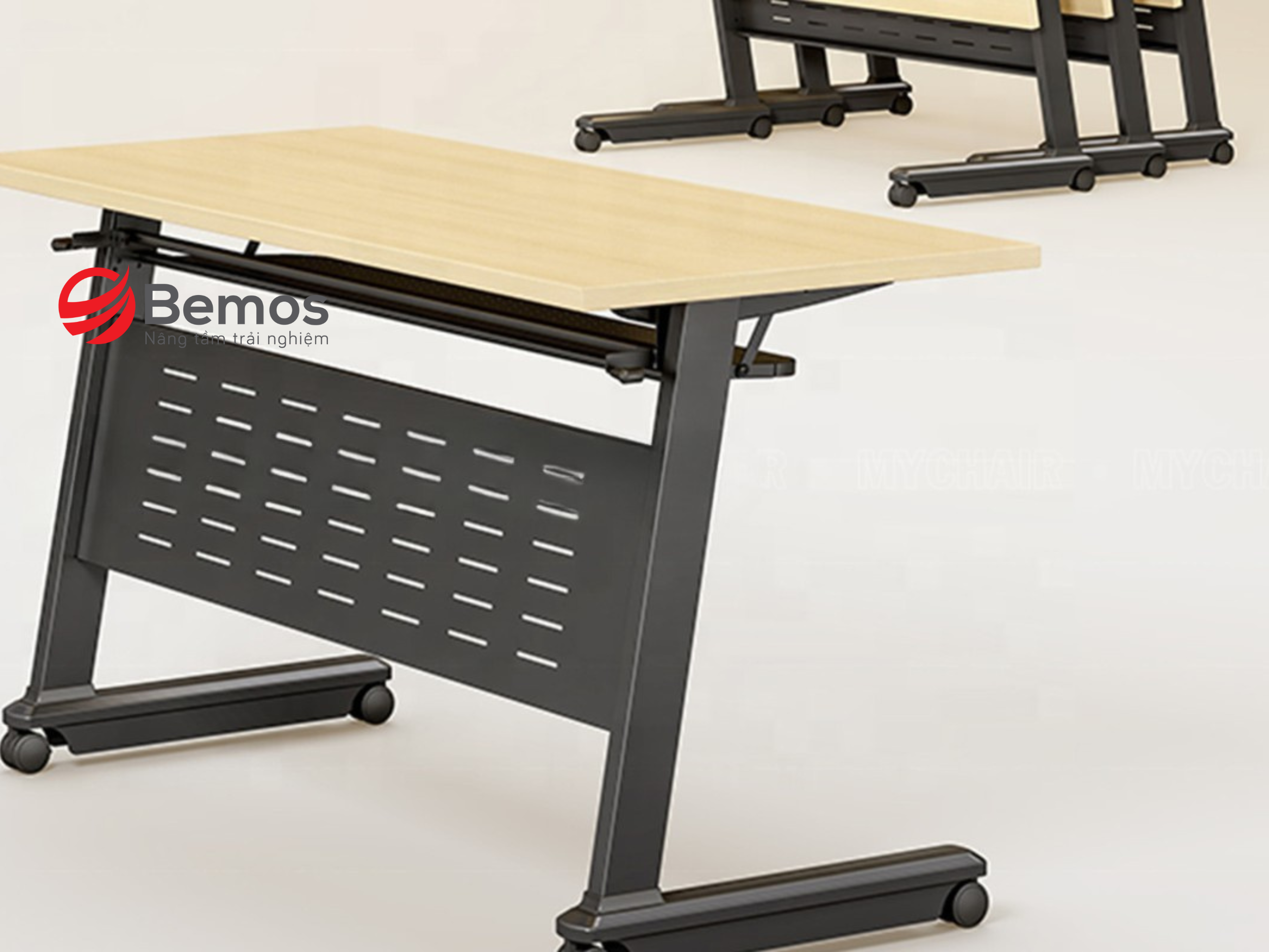 ban-hoc-treo-tuong-cho-be-3