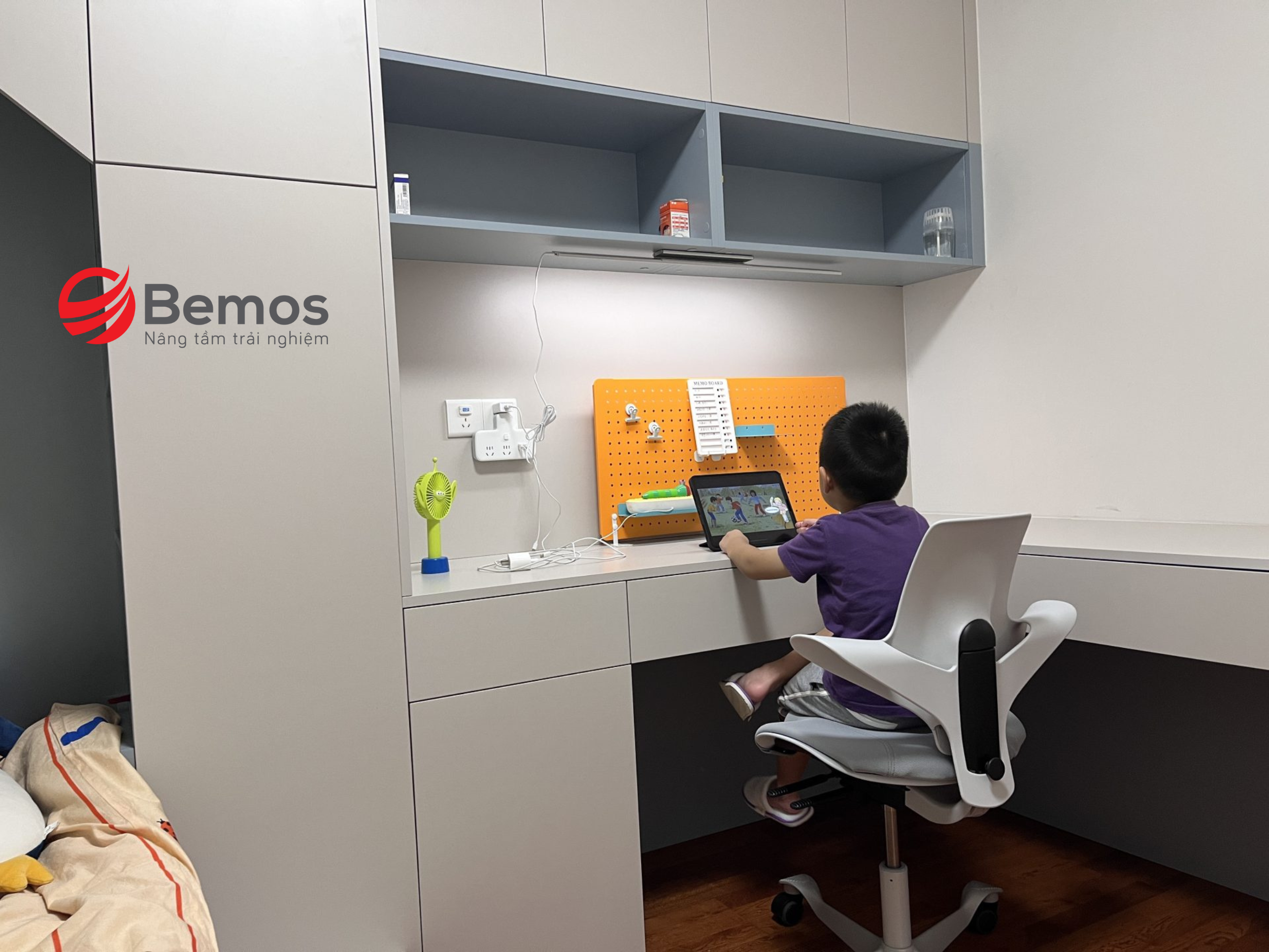 ban-hoc-nhua-cho-be-trai-3