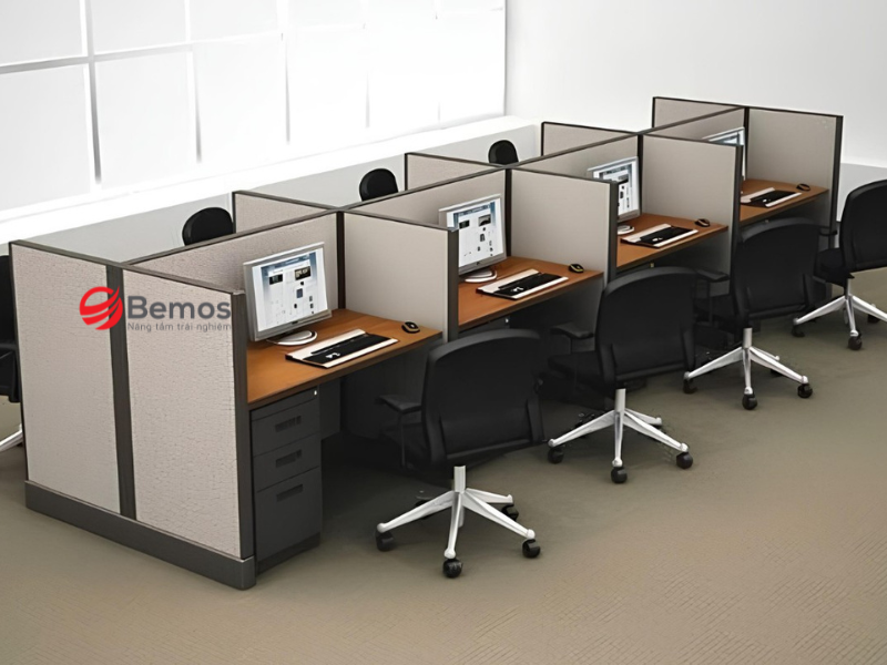 Những mẫu bàn làm việc văn phòng có vách ngăn phổ biến hiện nay