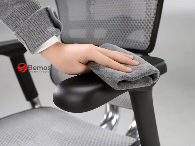 Vệ sinh ghế công thái học thường xuyên để duy trì độ bền