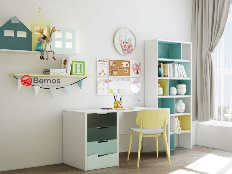 Bàn học sinh tiểu học ở nhà