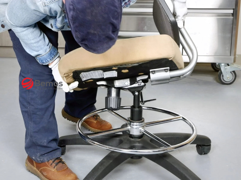 Sửa ghế xoay giám đốc khi chân ghế bị gãy